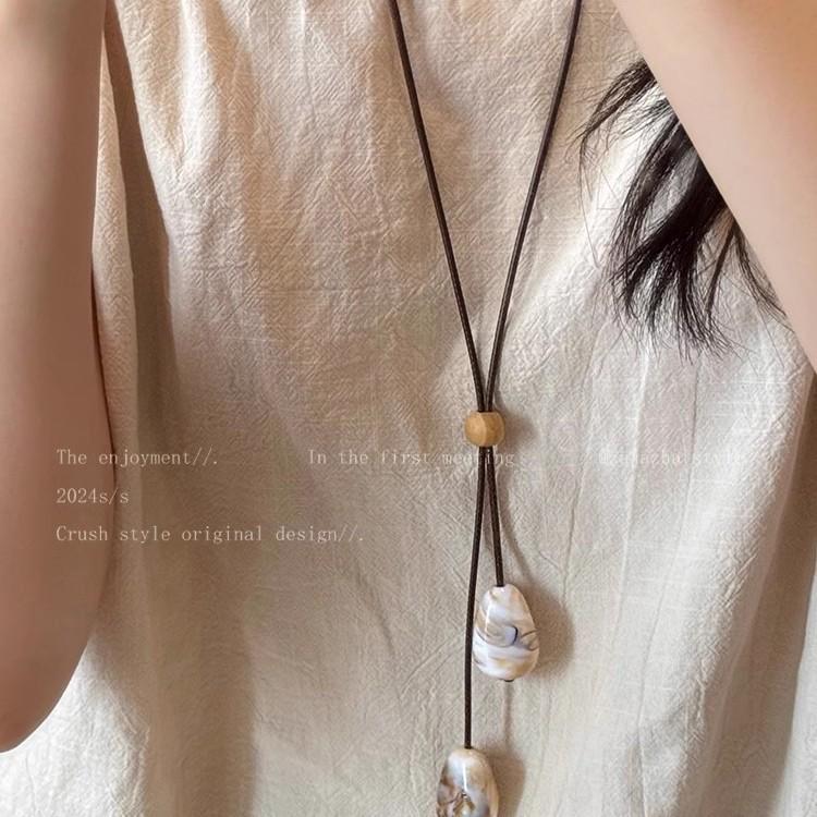 Retro Chinese Tassel Necklace: Unique Ethnic Style Women's High-End Clavicle Chain.