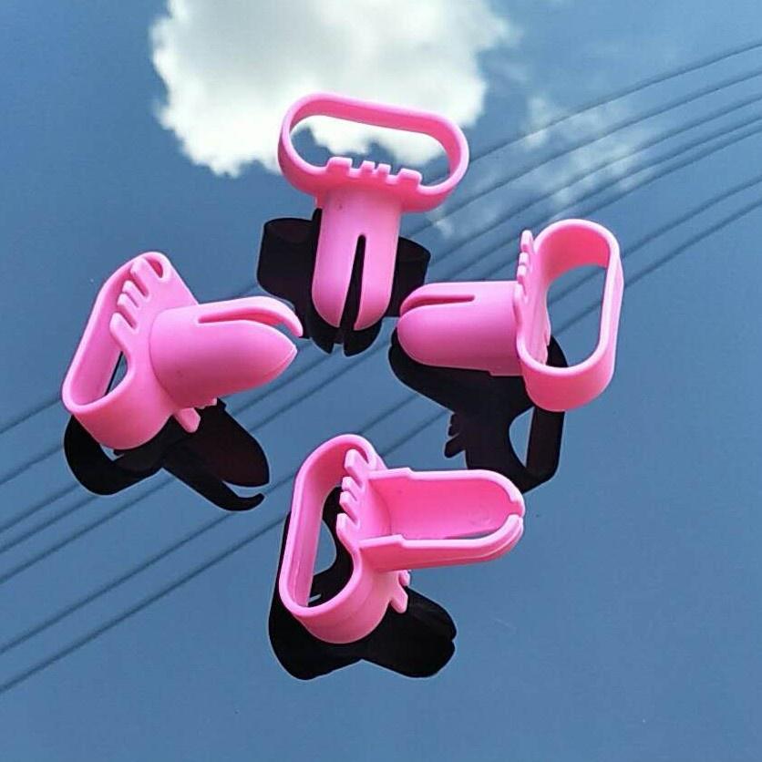 Синий пластиковый инструмент для завязывания узлов на воздушных шарах с эргономичной рукояткой и визуальными инструкциями