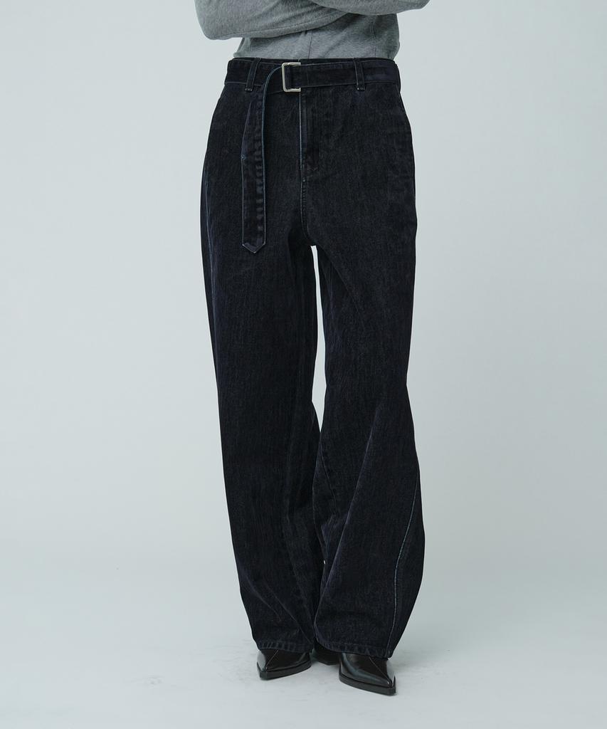 MUSEE Vitesse Curved Semi-Wide Buckle-Belted Denim Pants_Navy