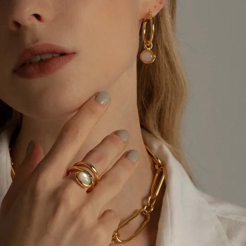 Персонализированное Трендовое Кольцо с Покрытием Медью 18K Настоящее Золото Инкрустация Белой Раковиной Спиральная Намотка Дизайн Двойного Круга Нишевый Дизайн Модное Кольцо