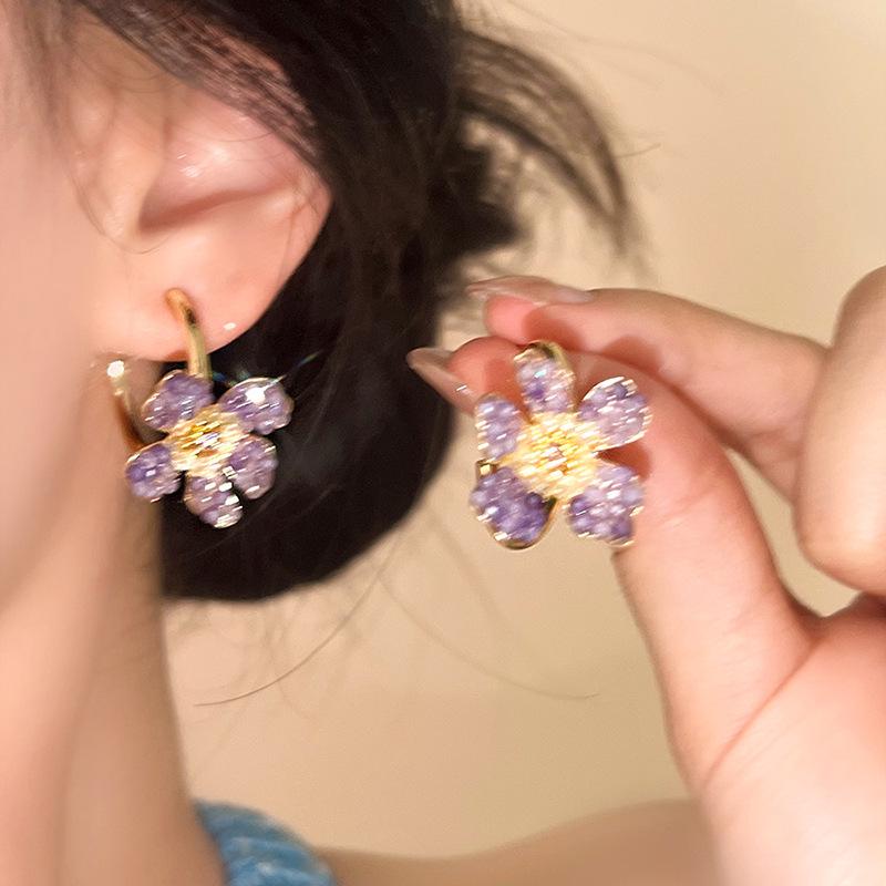 Фиолетовые серьги-пусеты в виде сердца с подтеками и цветком: Модный, Высококлассный и Свежий для Лета.