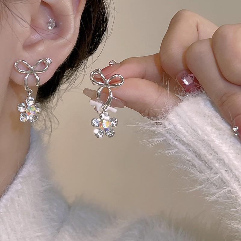 Серьги-бабочки с цирконом: Роскошь, универсальность, тренд сезона осень/зима