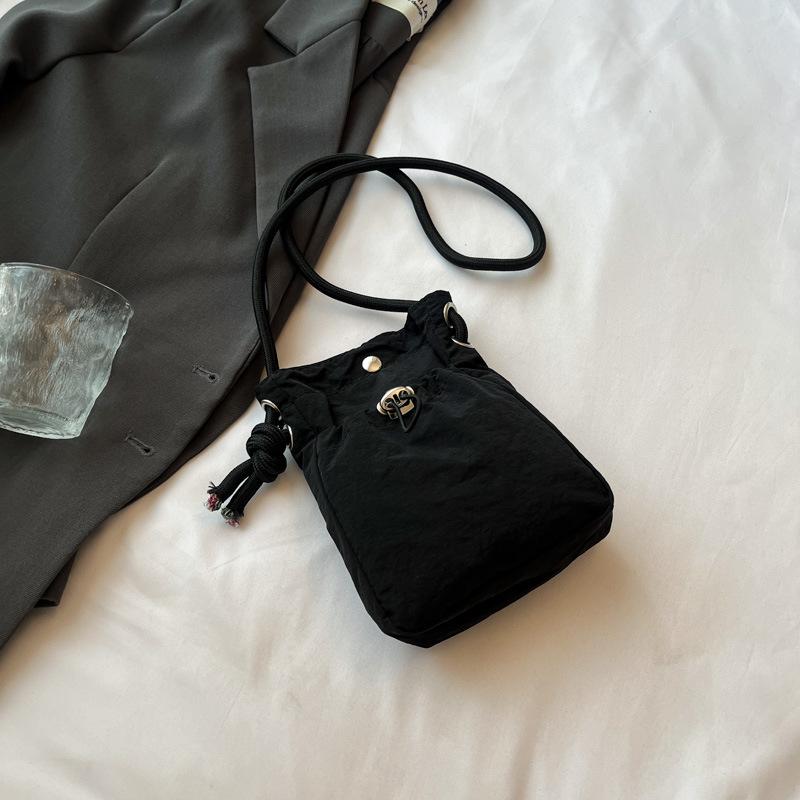 2025 Новая Япония и Южная Корея литературная сумка-мессенджер на одно плечо с кулиской маленькая сумка нишевый смысл мода высокая ценность сумка для мобильного телефона из нейлона женская