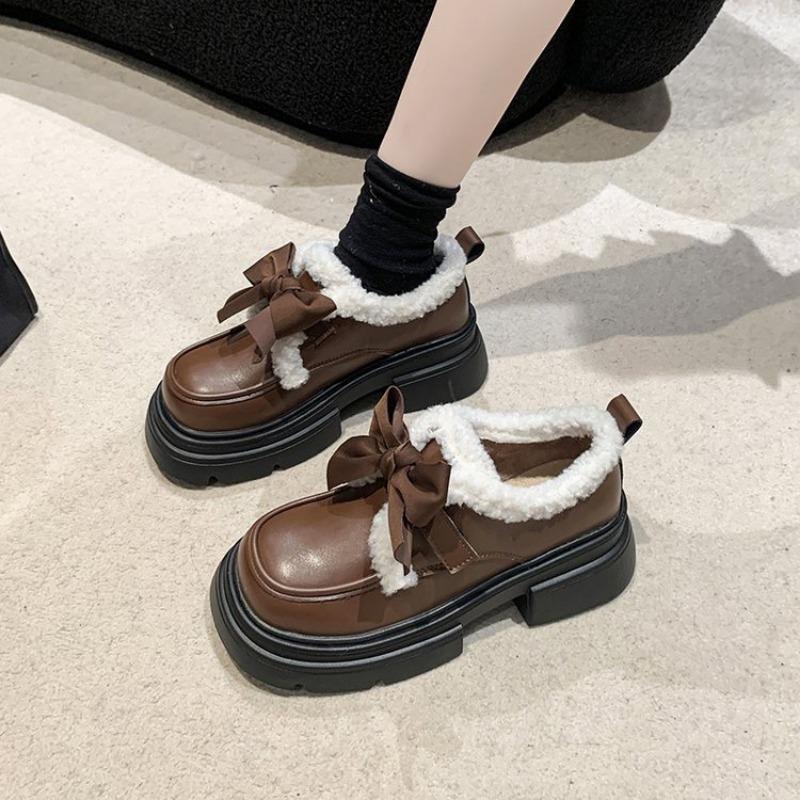 Мода 2024 года, осень и зима, новые европейский и американский стиль, маленькие кожаные туфли, теплые мокасины с бантом и толстой подошвой
