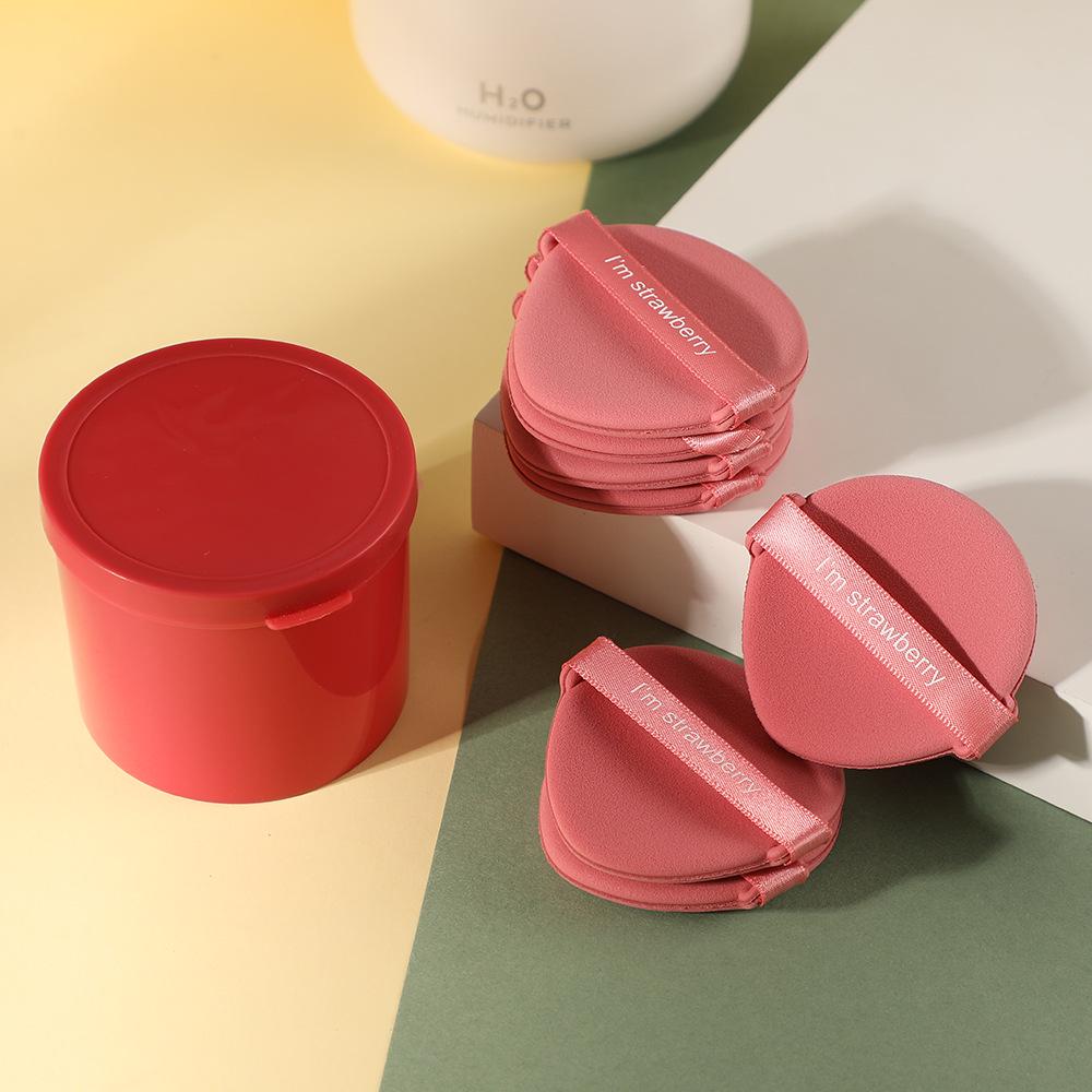 Двусторонний спонж двойного действия: Универсальный сухой/влажный спонж для нанесения и закрепления рассыпчатой или прессованной пудры.