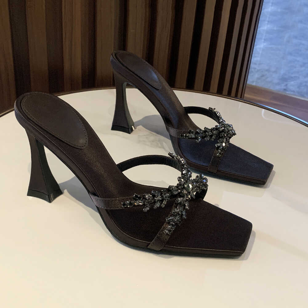 Стразы крест с сандалиями женские летние 25 новый лист цепь высокий каблук квадратный носок каблук-подкова одно слово с крутыми шлепанцами