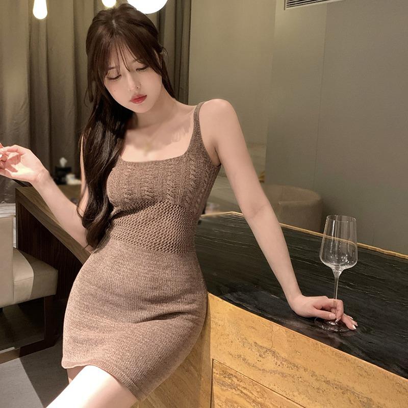 Женское платье с квадратным вырезом и вырезом, узкое