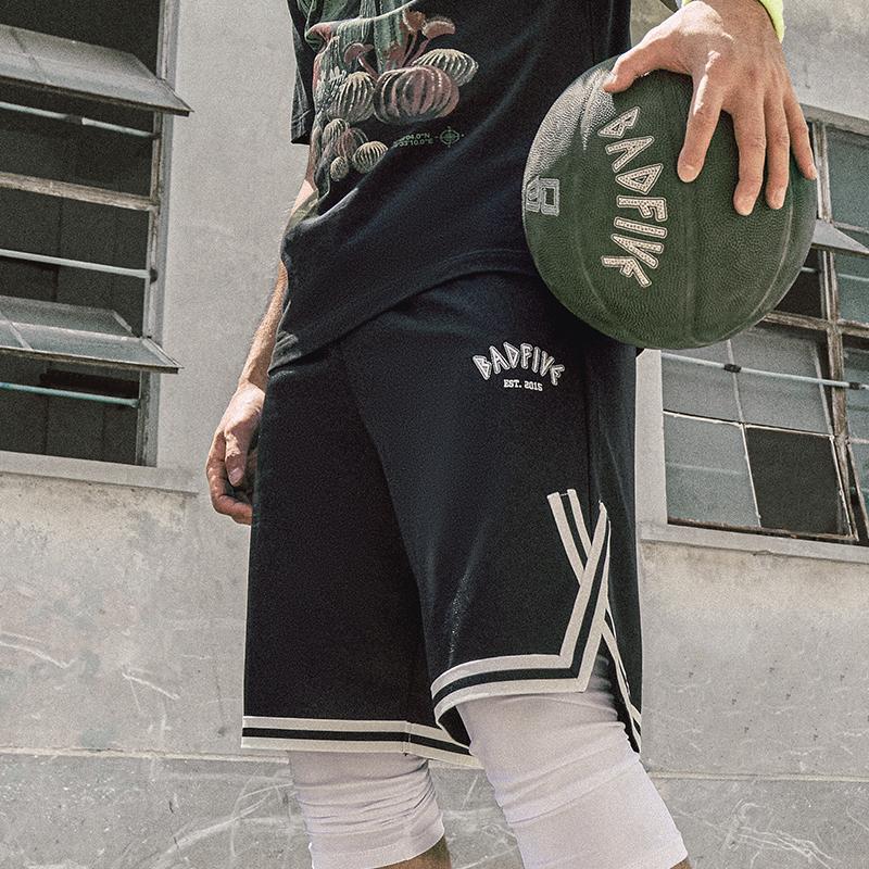 Li Ning Badfive Mister Cartoon Collaboration эластичный пояс шорты Five Point с буквенным принтом свободные повседневные шорты мужские шорты черные AAPU205-1