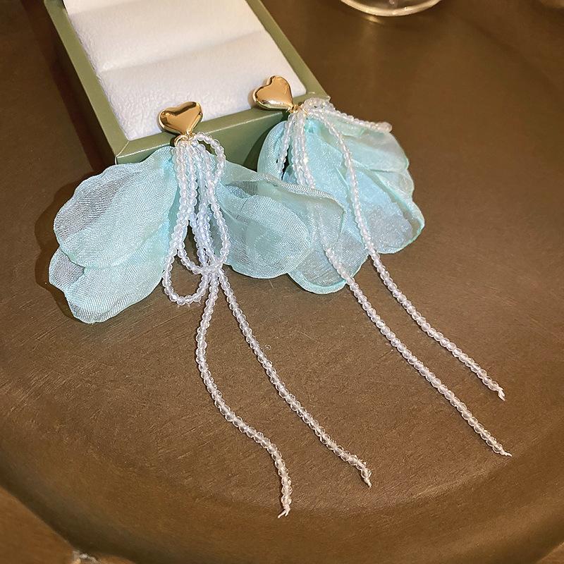 Серьги-гвоздики из ткани в виде цветка «Серебряная игла» со стеклянной бахромой, средние, с антикварным темпераментом, дизайнерские, нишевые