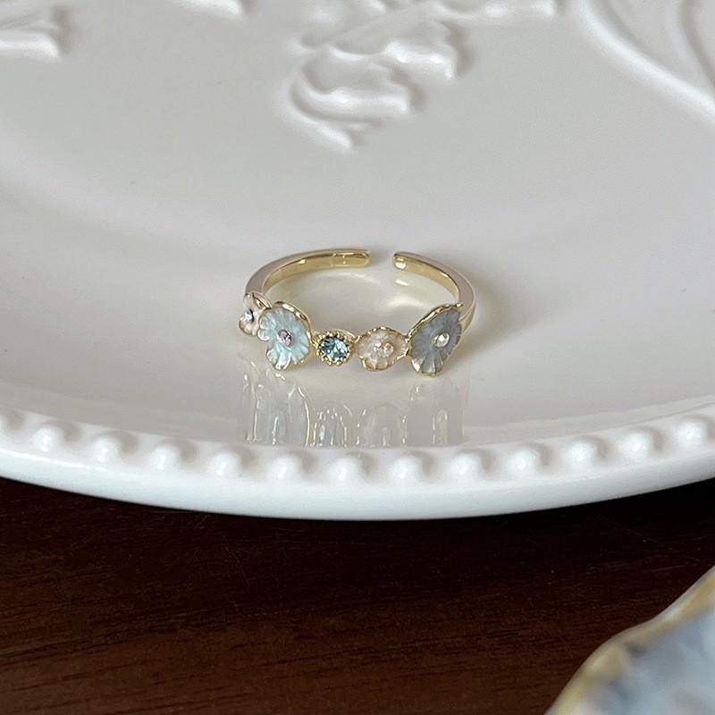 Trendy S925 Pure Silver Ring With Beautiful Pearl Floral Detailing For Women