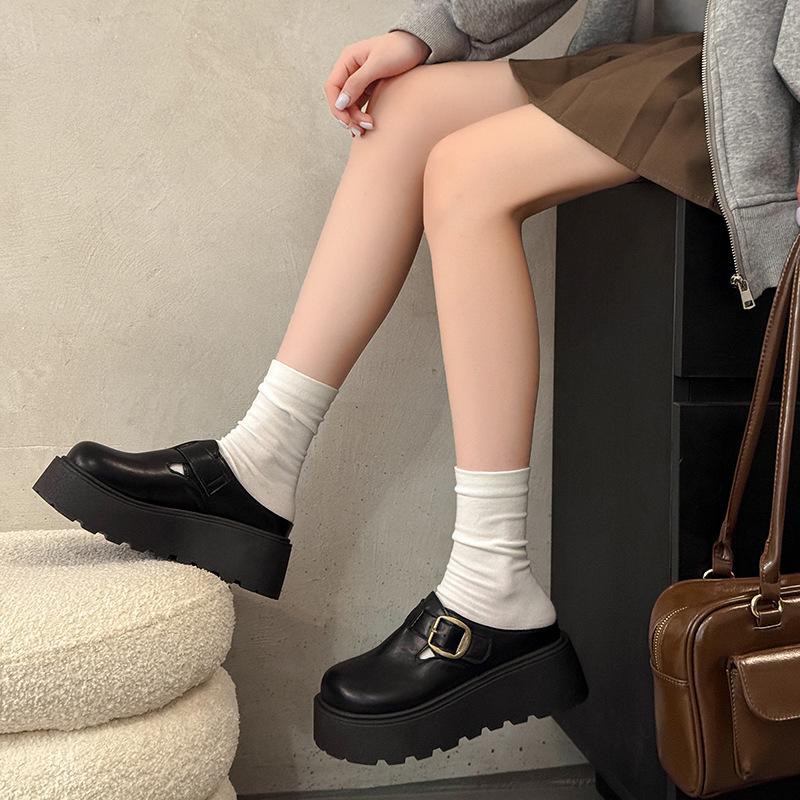 Полушлепанцы с толстой подошвой и закрытым носком для женщин, для ношения осенью 2025 года, новые модели, кожаная поверхность, круглый носок, увеличение высоты, маленькая кожа