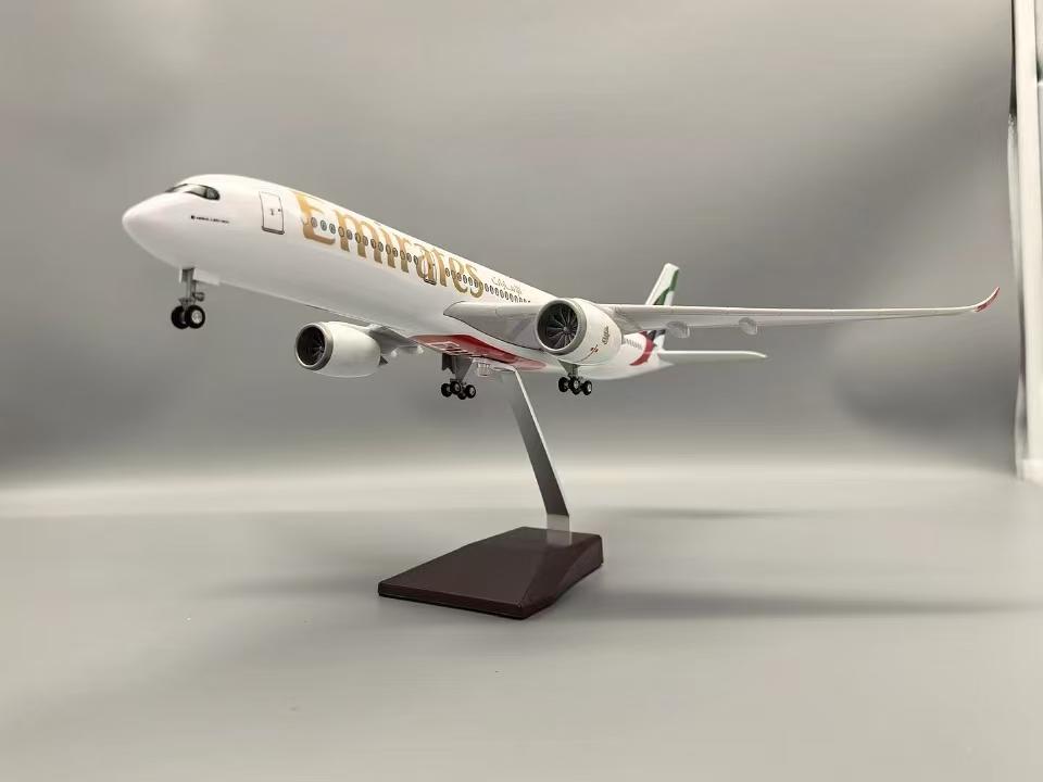 Масштаб 1/142 47СМ Самолет Emirates A350 Модель Авиакомпании ОАЭ Со светодиодной подсветкой и колесами Литой пластик Смола Украшения самолета для дома