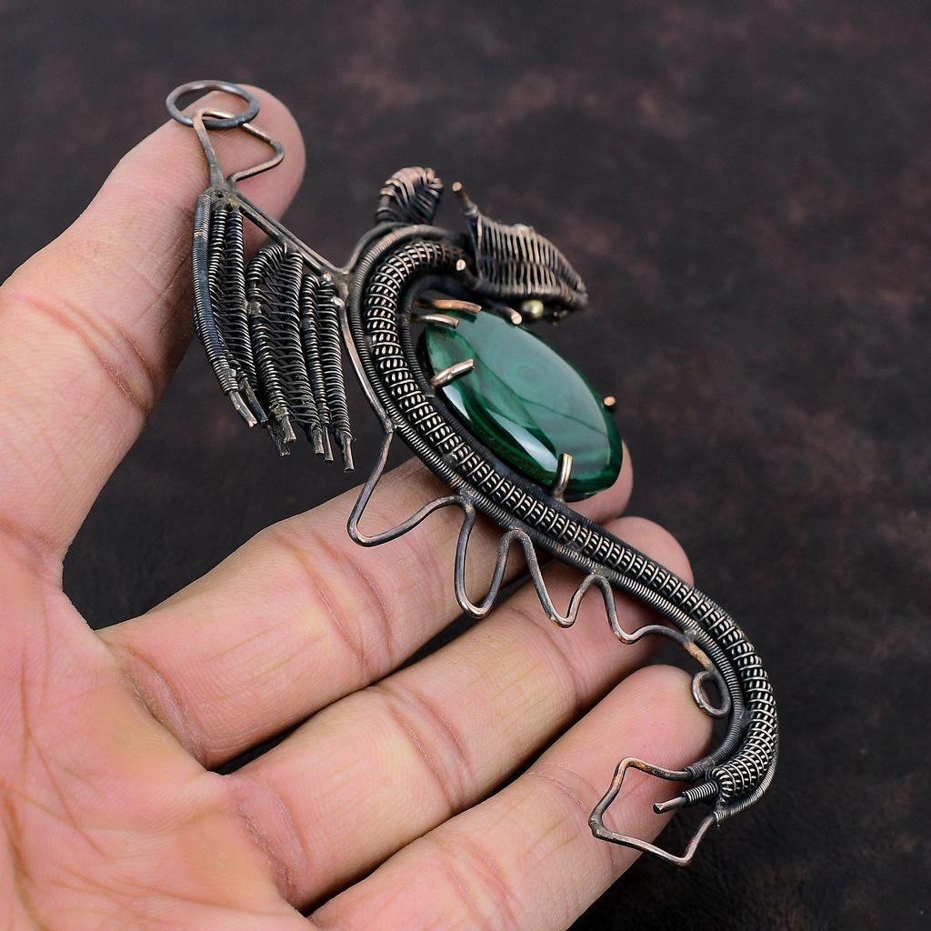 Малахитовый кулон Медная проволока Обернутый кулон Дракон Кулон Ювелирные изделия из драгоценных камней Кулон ручной работы Медные украшения Стильный кулон Свадебные подарки