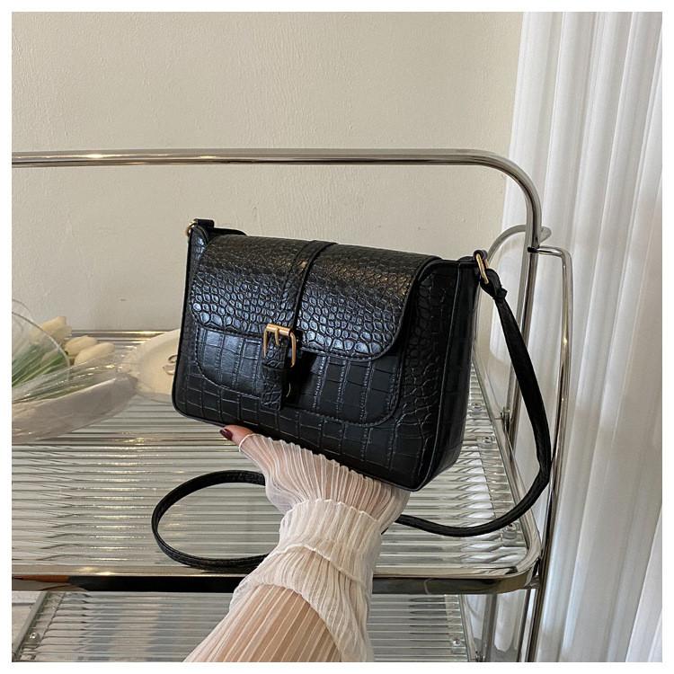 Трендовая женская сумка кроссбоди через плечо однотонного дизайна для уличной моды