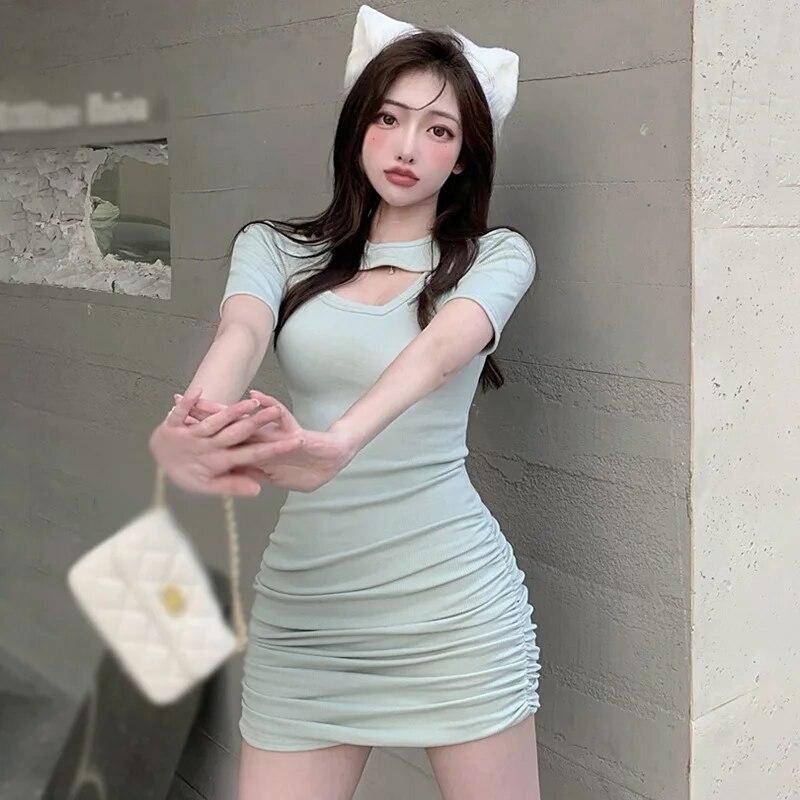 Летнее универсальное короткое платье с короткими рукавами, облегающим кроем и тонкими ягодицами