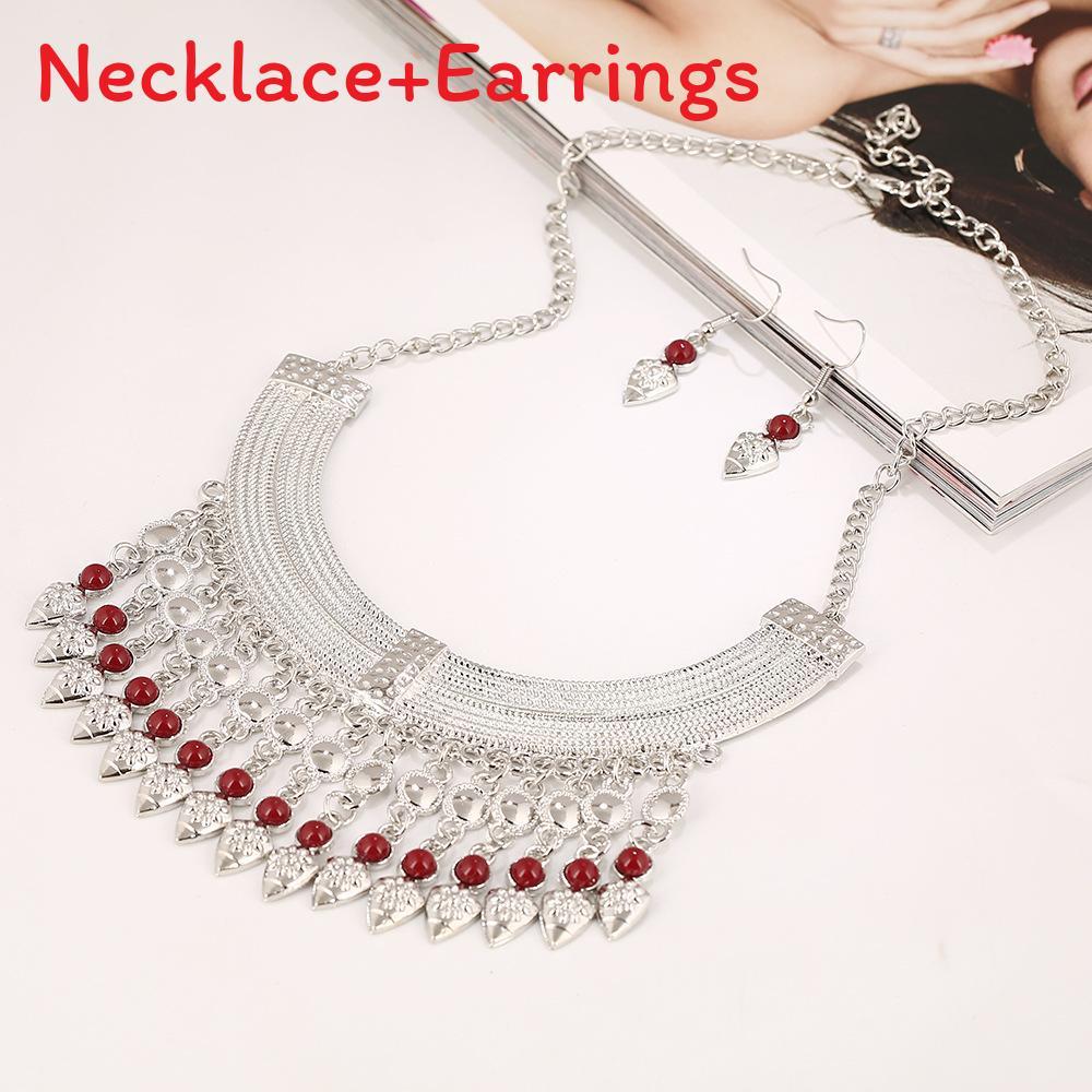 Модный комплект колье-кисточки и серег-капелек со слоистой цепочкой и деталями из драгоценных камней