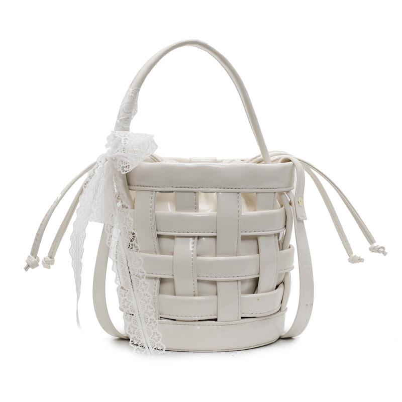 Популярная в этом году сумка 2025 новая корейская версия модная плетеная сумка с полым узором женская портативная сумка кроссбоди на шнурке сумка-ведро