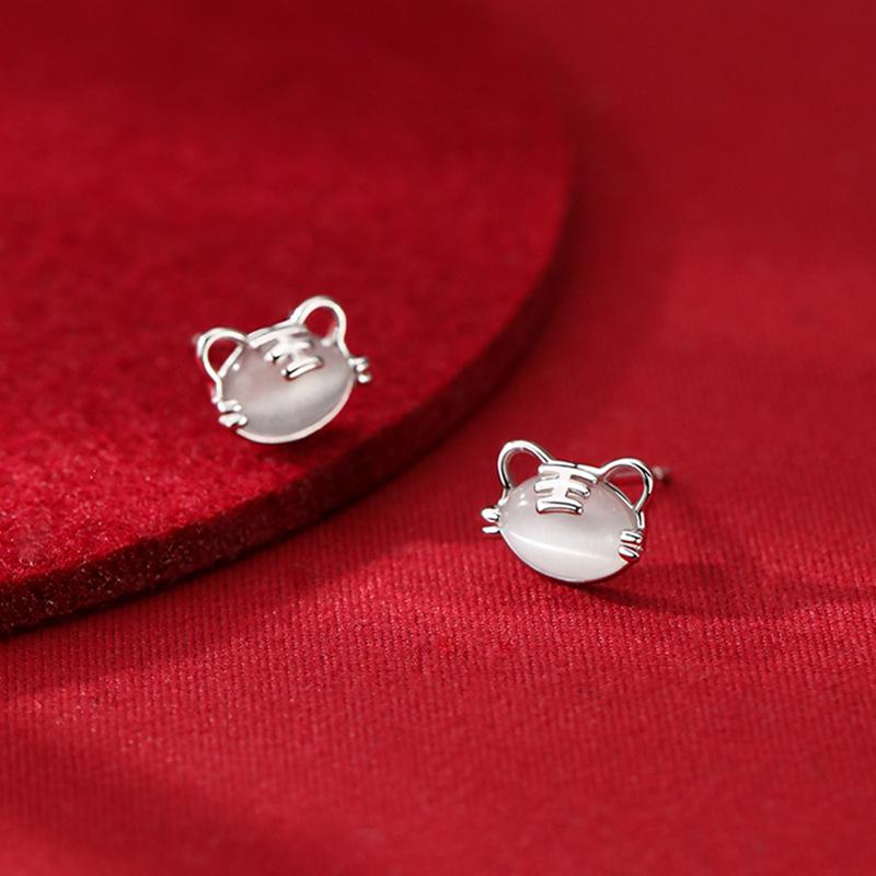 Серьги-гвоздики с опаловым тигром. Женские серьги с тигром по знаку зодиака. Серьги с тигром подходят для ношения.