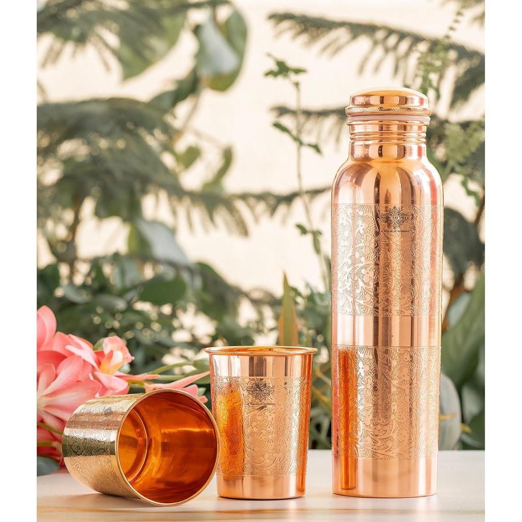Новейший подарочный набор для питья из чистой меди с тисненым дизайном и 1 бутылкой (600 мл) и 2 стакана (300 мл) в подарочной коробке – подарок на Дивали и праздничные случаи