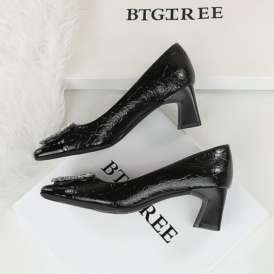 Женские туфли на толстом каблуке, средний каблук, квадратный носок, вставки из стразов для эффекта похудения, одинарная пряжка из стразов