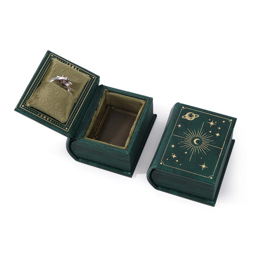Элегантная винтажная коробочка для кольца в виде книги с магнитной застежкой. Стильный контейнер для хранения ювелирных изделий и подачи подарка.