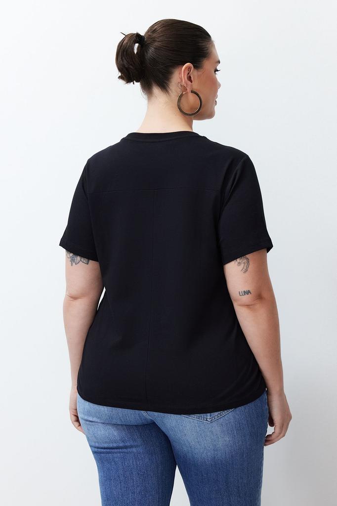 Женская стильная трикотажная футболка больших размеров с черной окантовкой