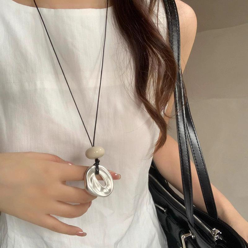 Elegant Pearl Necklace - Versatile Niche Design with Heart Pendant for Women