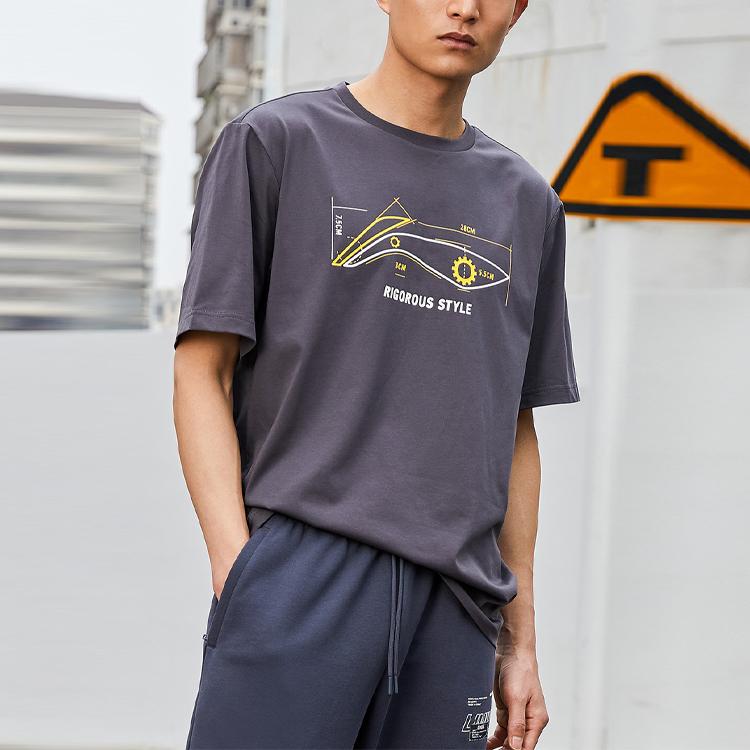 Li Ning Sports Fashion Series Логотип с принтом, круглый вырез, повседневная спортивная футболка с коротким рукавом и заниженной линией плеч, мужские топы, черный-сосновый-серый AHSR543-8
