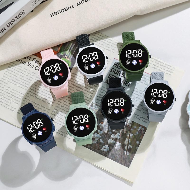 Популярные и стильные круглые электронные часы для детей с дизайном космонавта, высокотехнологичные и модные