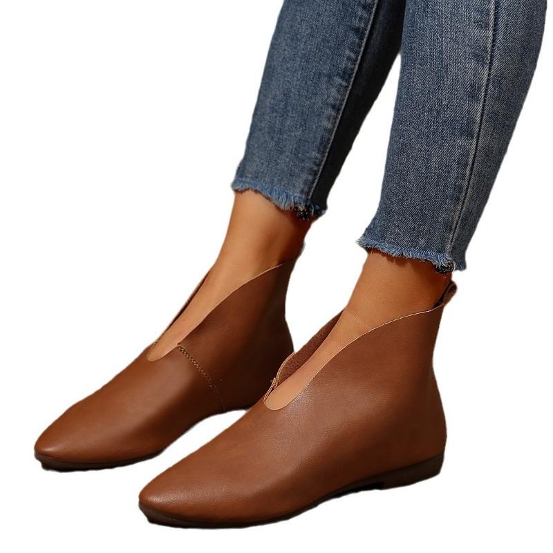 Wind Pointed Low Heel Leather Boots Women's Autumn and Winter New Large Size Flat Sleeve Chelsea Boots Women