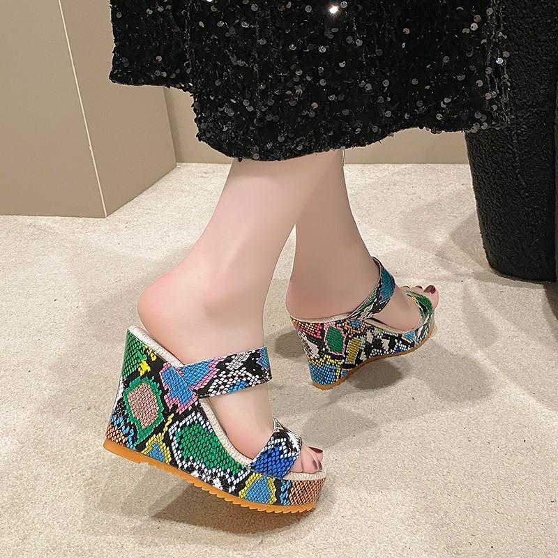 Тапочки на танкетке с змеиным принтом. Женские тапочки на танкетке. Большие тапочки с подошвой-бубликом и одним символом в виде рыбьего рта.