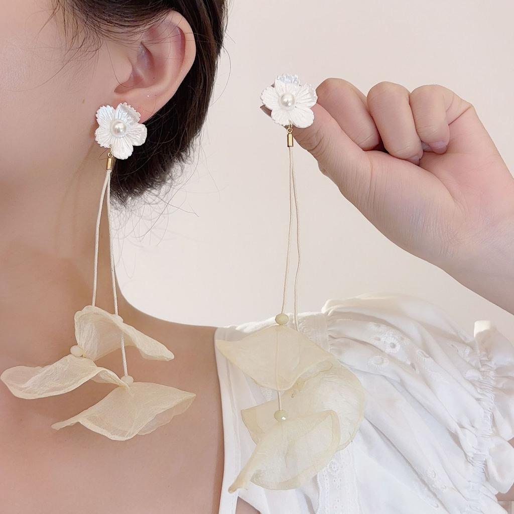 Серьги-гвоздики с тканевыми цветами и жемчужной бахромой, супер фееричные, с универсальным темпераментом, нишевая мода, серьги с высоким чувством стиля, женские