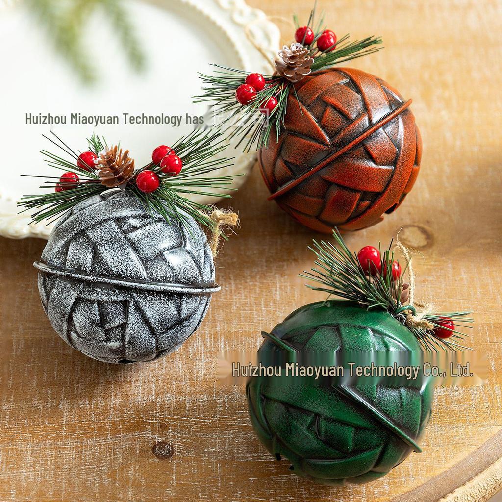 Разноцветные рождественские колокольчики для украшения елки и сцены