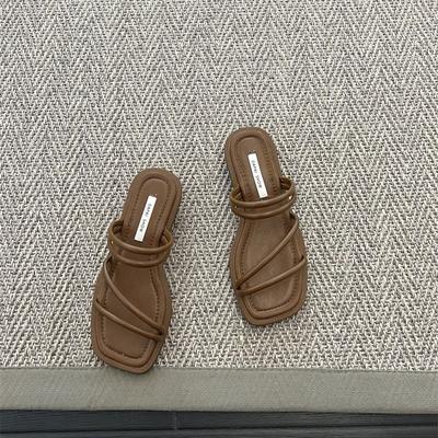 Две женщины в сандалиях, новые женские шлепанцы на тонких ремешках и нежном толстом каблуке, летняя обувь