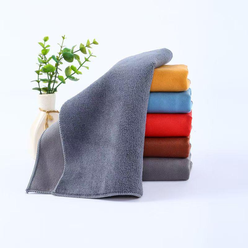 Премиальное замшевое полотенце для мытья автомобиля: Не линяет, обладает высокой впитывающей способностью, быстро сохнет для эффективной уборки.