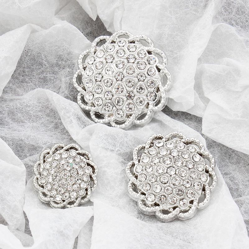 Изысканный кардиган-свитер с металлическими пуговицами и стразами