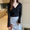 Показать фигуру, топ с глубоким вырезом, чистое стремление к облегающему силуэту, однотонная базовая рубашка с длинным рукавом и V-образным вырезом, и носить женский высококлассный весенний образ