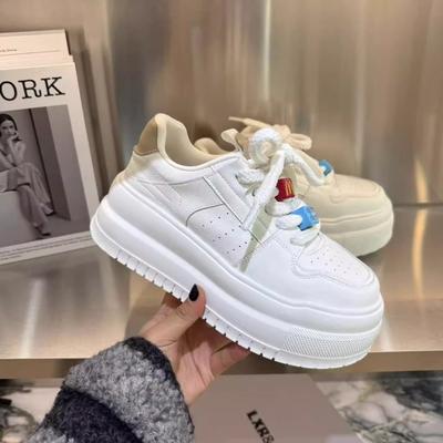 Кожаная платформа белая обувь женская обувь 2025 ранняя весна новая обувь на платформе увеличенная обувь интернет-знаменитостей студенческая спортивная и повседневная обувь