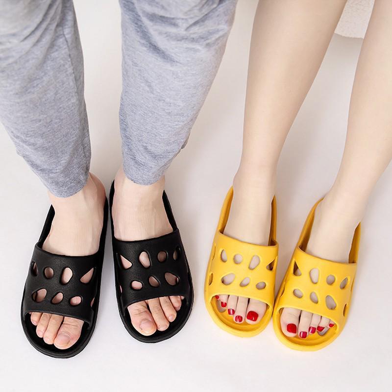Тапочки для женщин и мужчин, нескользящие нескользящие тапочки на мягкой подошве для ванной комнаты, полые туфли для душа, банные тапочки, домашние сандалии, летние пляжные шлепанцы, тапочки для пар
