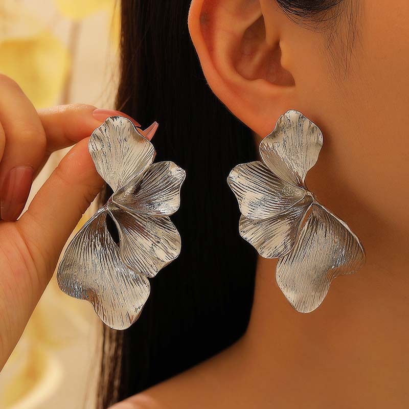 Fashion Irregular Ginkgo Leaves Stud Earrings for Women Exaggerated Metal Pendant Earrings Charm Texture Jewelry Accessories