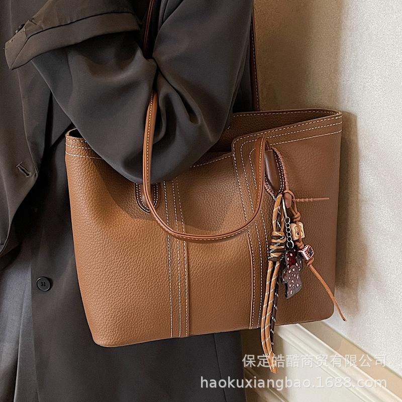 Ретро сумка женская большой вместимости 2025 новая осень и зима простая универсальная на плечо подмышку сумка-тоут для поездок на работу