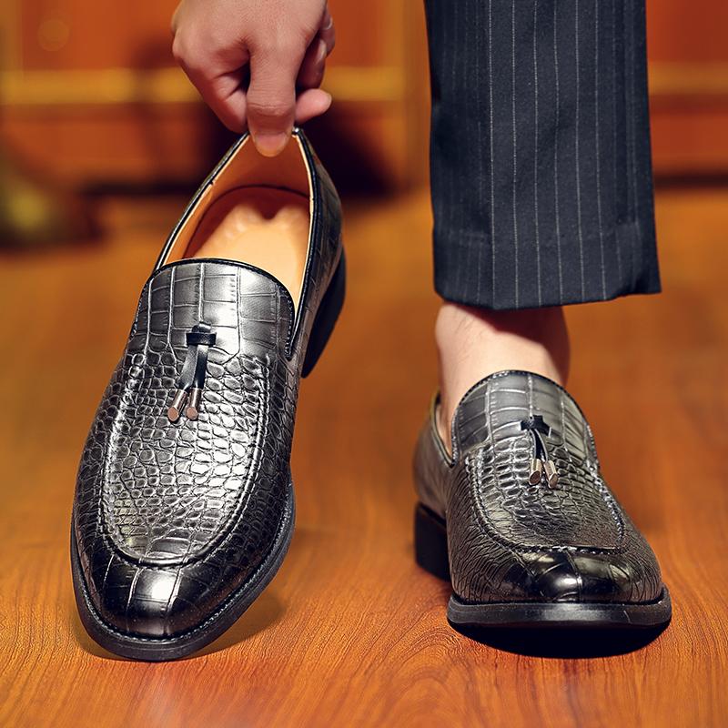 Дизайнерские Новые Лоферы с Кисточками для Джентльменов Мужские Остроносые Слипоны из Лакированной Кожи Формальные Свадебные Выпускные Туфли для Вечеринки