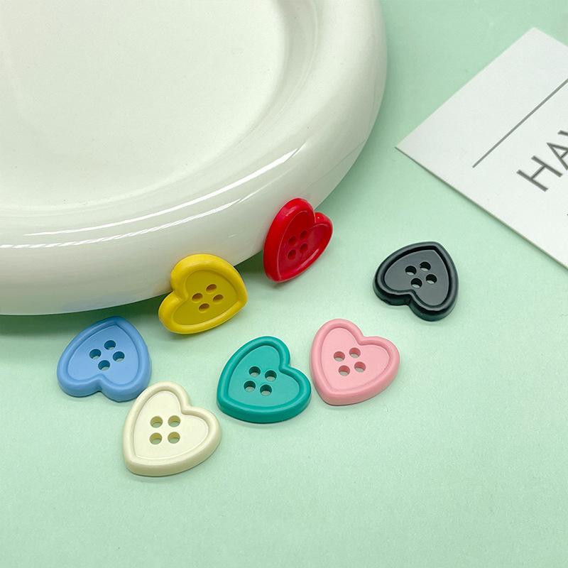 20Pcs 18Mm Colored Heart Shape Plastic Buttons For Clothing Children'S Sweaters Cute Button Needlework Diy Sewing Accessories