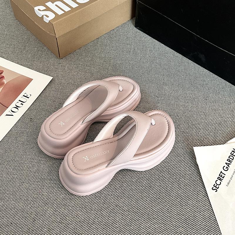 Шлепанцы женские лето 2025 новые уличные на толстой подошве модные уличные нескользящие приморские пляжные сандалии шлепанцы с перемычкой