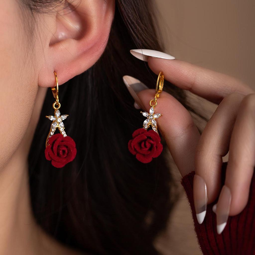 Серебряные игольчатые серьги-цепочки с красным бантом и жемчугом, осень/зима