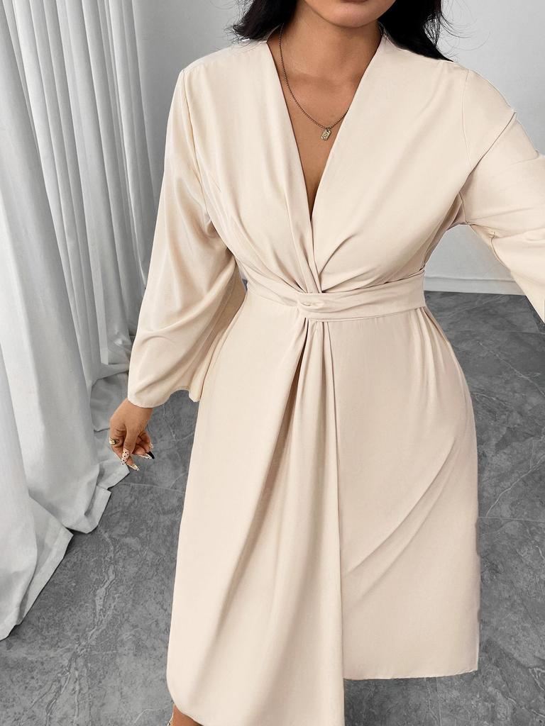 Элегантное облегающее платье с длинными рукавами, подчеркивающее талию, с асимметричным подолом