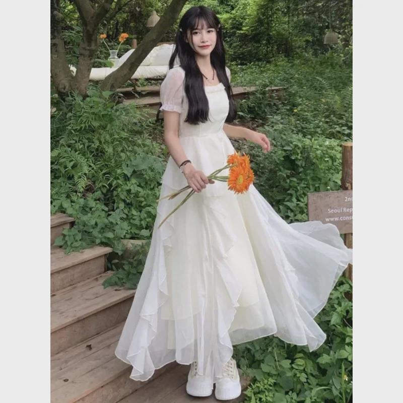 Белое шифоновое платье А-силуэта с квадратным вырезом и рукавами-фонариками во французском стиле