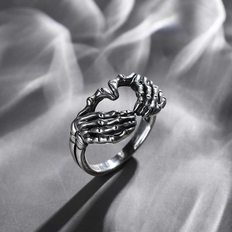 Retro Skull Hand With Heart -Shaped Ring Creative Couple Stainless Steel Personality Punk Hip Hop Men And Women Party Ringjewelry