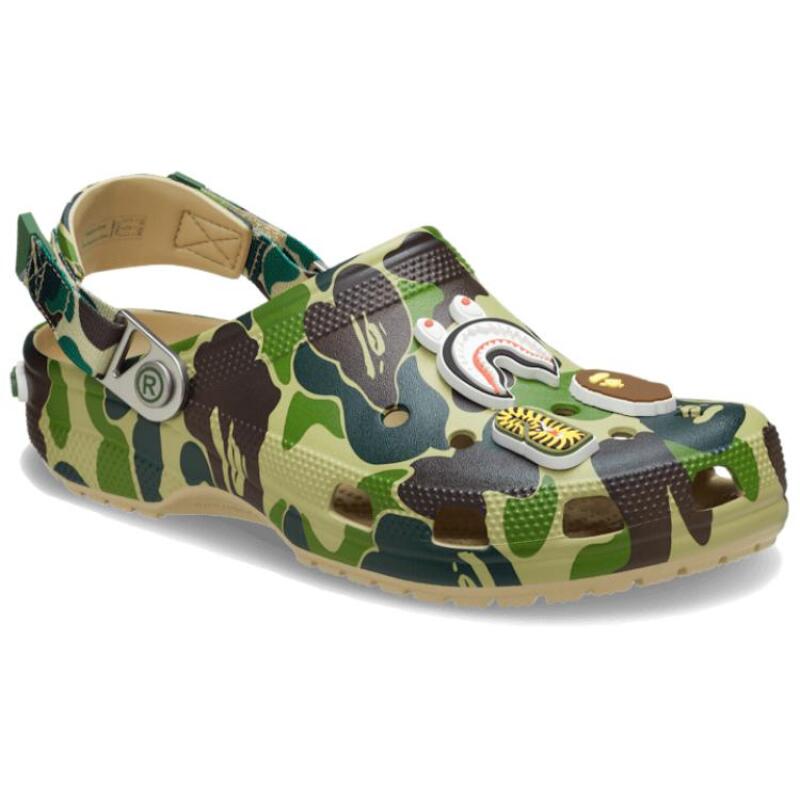 A BATHING APE x Crocs Classic clog камуфляжный принт удобные и универсальные дырчатые туфли для мужчин и женщин коричневого цвета