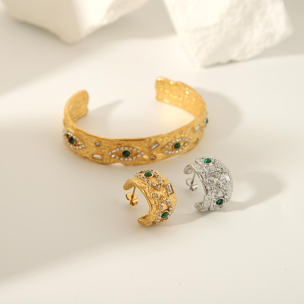 Браслет-манжета из 18-каратного золота с малахитовым «ангельским глазом» и текстурированной квадратной пластиной